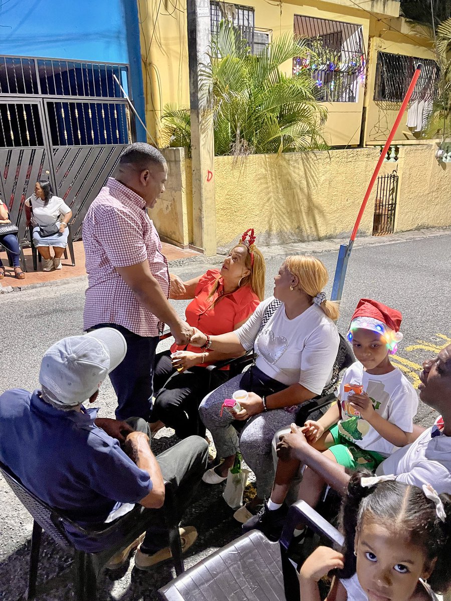 FelixM2024's tweet photo. 🤝🎁 Vivimos una noche llena de alegría, confraternidad y esperanza junto a nuestra gente. La Navidad nos une y nos inspira a seguir trabajando por nuestra comunidad.

¡Feliz Navidad 🎄!

#FelixEncarnacion
#NavidadConFelix https://t.co/ov8f8emhDm