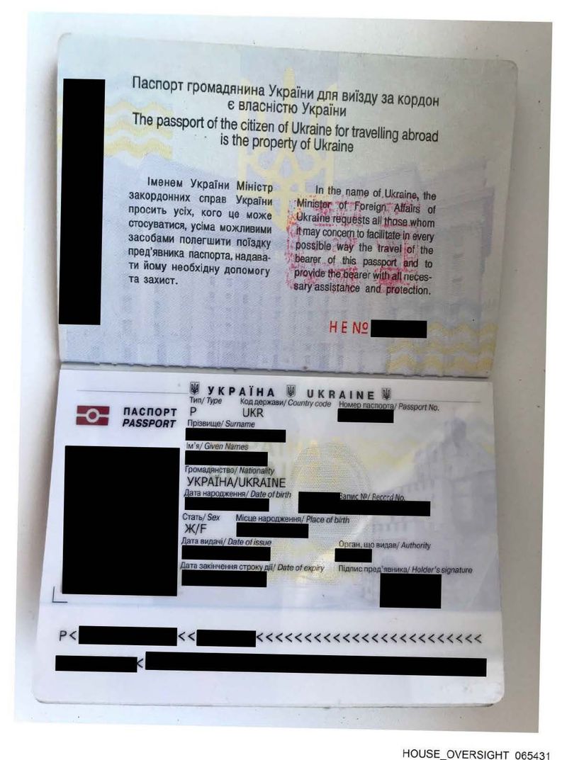 bpthaber's tweet photo. SON DAKİKA: Jeffrey Epstein’e ait malikaneden yeni fotoğraflar yayımladı.

— Ukrayna pasaportu,
— Yüzü gizlenen bir kadınla poz veren Bill Gates,
— Kızların gönderilmesini konuşan mesajların ekran görüntüsü,
— Üzerinde Lolita’dan alıntı bulunan bir ayağın fotoğrafı. https://t.co/JgA8sil9kZ