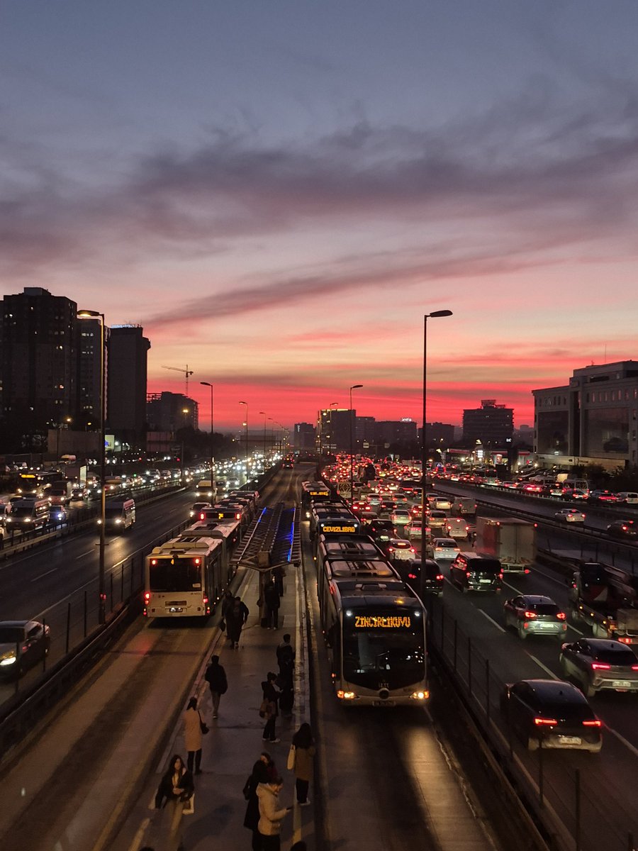 gökyüzüne bakın sabah da aşırı güzeldi ama çekemedim