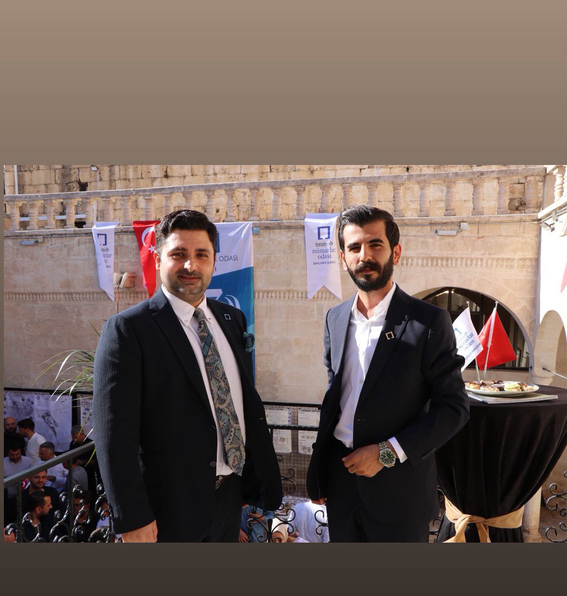 Mimarlar Odası Şanlıurfa Şube Başkanımız Pirkan Kılıç, görev süresi boyunca meslek odamızın bilinirliğini, kurumsal saygınlığını ve mesleki ağırlığını ciddi biçimde artırmıştır.
Meslektaşlar arasında dayanışmayı güçlendiren, kenti ve mimarlığı önceleyen duruşuyla Odamızın