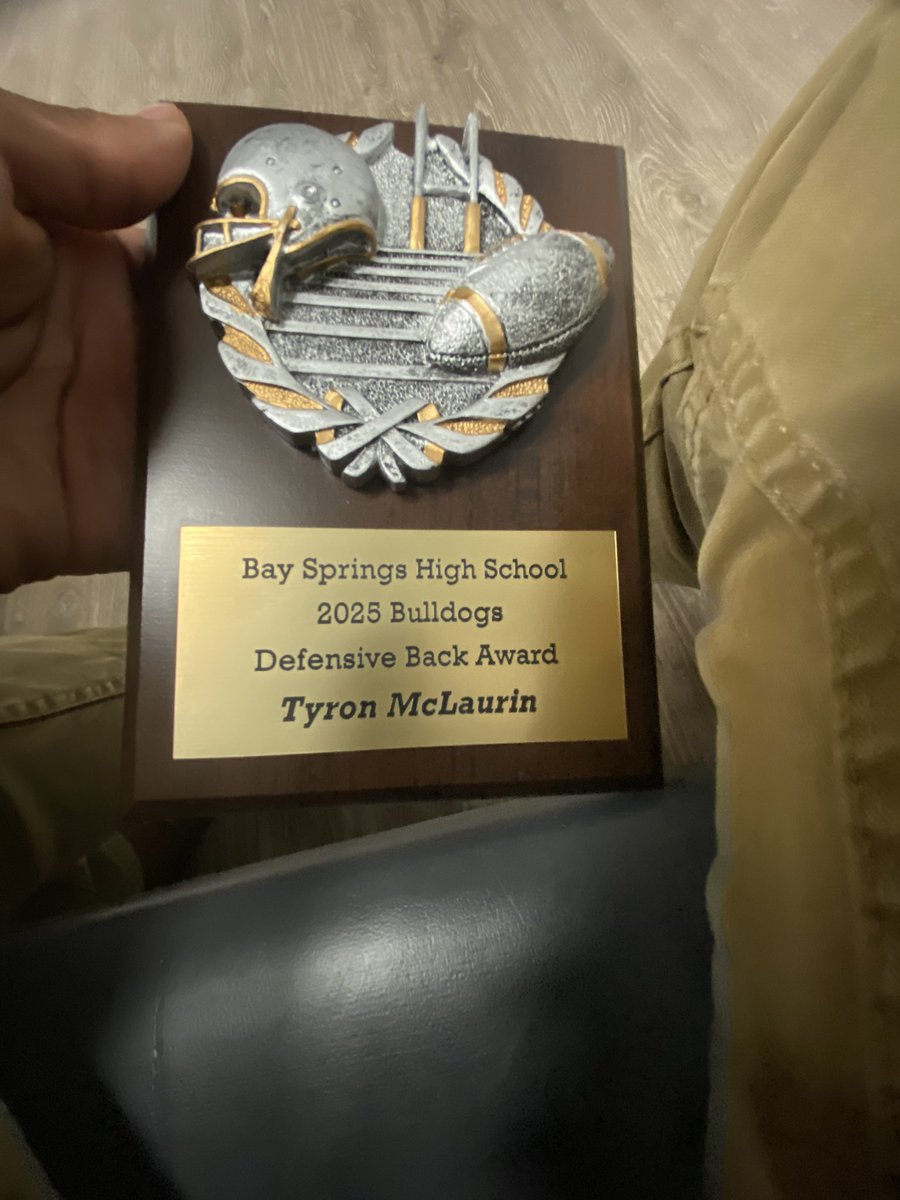 601_tyron's tweet photo. Blessed to receive the Defensive Back award‼️ https://t.co/6Q2ZbMsvyV