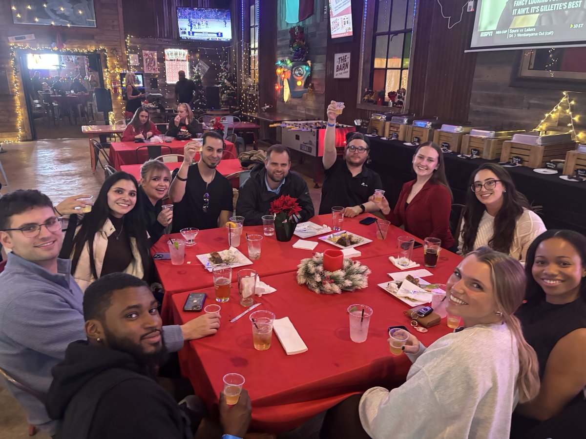 PSP_Sports's tweet photo. Our Indianapolis and Houston offices celebrating the holidays with a nice dinner! 🍽️🍾
#pspsports https://t.co/7VvGTObfsL