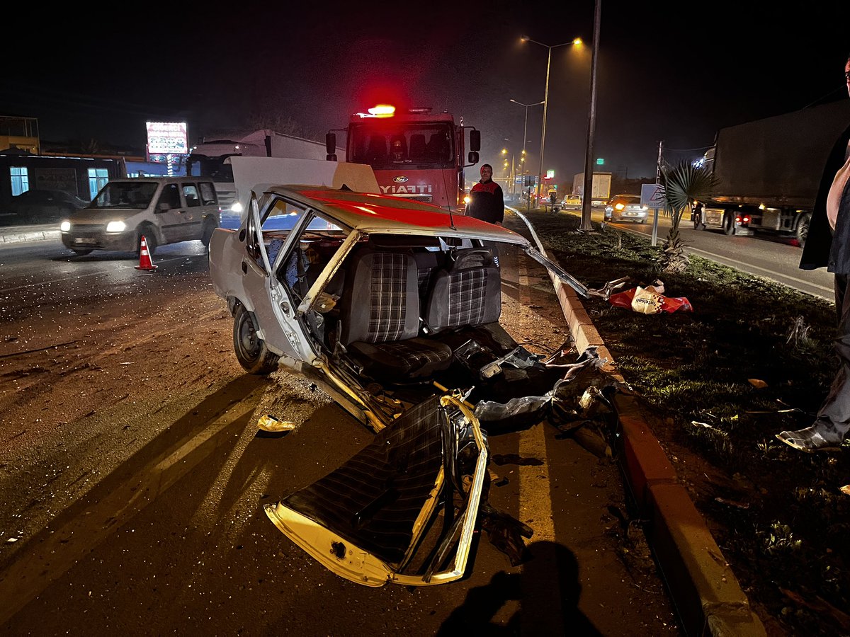 Hatay'da tırla çarpışması sonucu ikiye ayrılan otomobilin sürücüsü yaralandı. #kaza #kırıkhan #hatay <a href="/anadoluajansi/">Anadolu Ajansı</a>