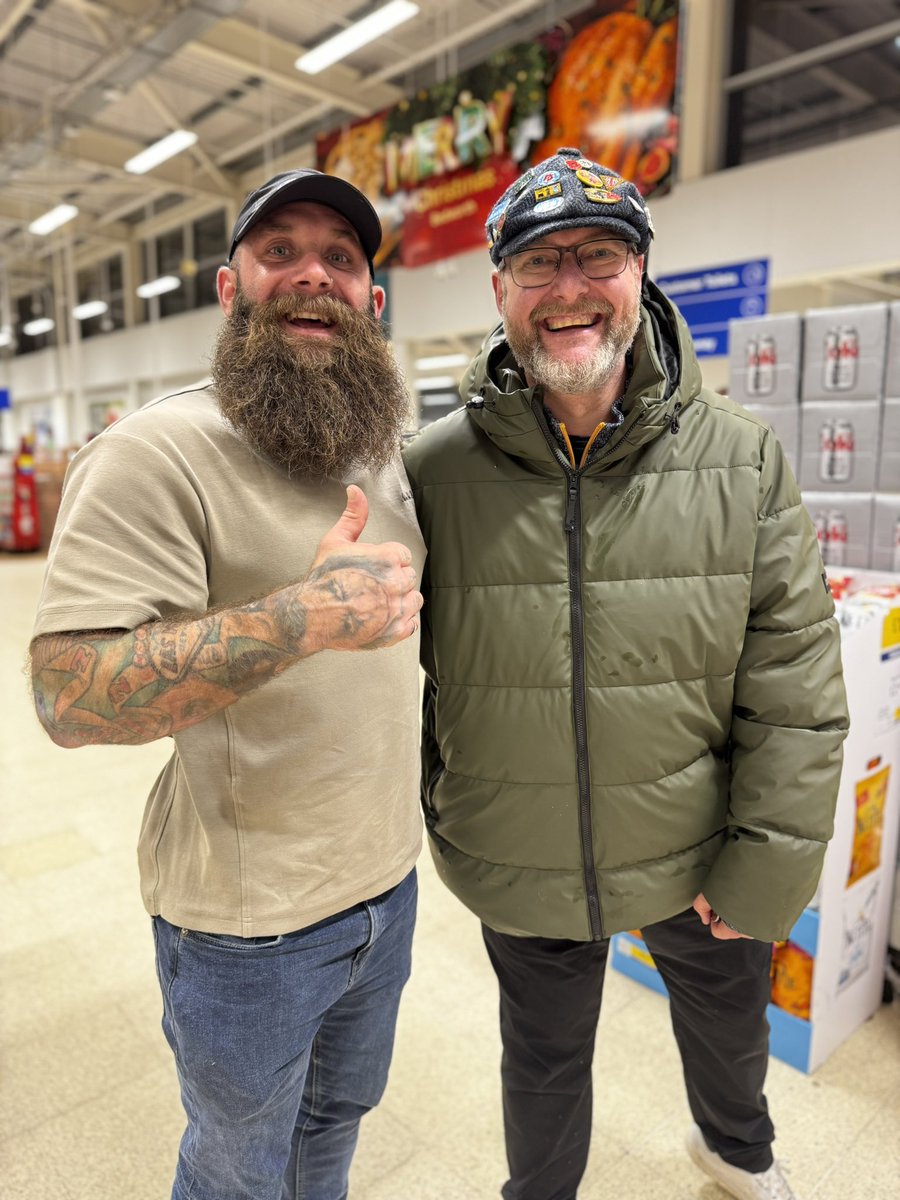 Not every day you bump into a legend!
I think <a href="/RobGurneyOnAir/">Rob Gurney</a> took it well 🤣🤣🤣

Massive respect for this man! Excellent commentary every time 🩵🩵🩵 #PUSB #CCFC #SkyBlueArmy #CoventryCity #YourMateLee