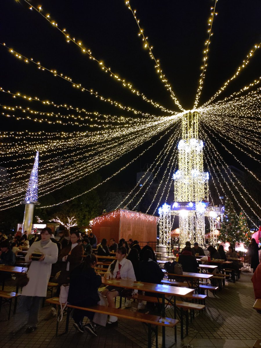 旅行先のクリスマスマーケットで。何を買っても1000円以上。 物価高すぎ。