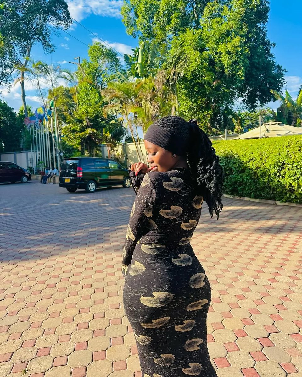 Queenzerahh's tweet photo. Hii I'm Single🤍💋🥀 https://t.co/omDzd9aQ7t