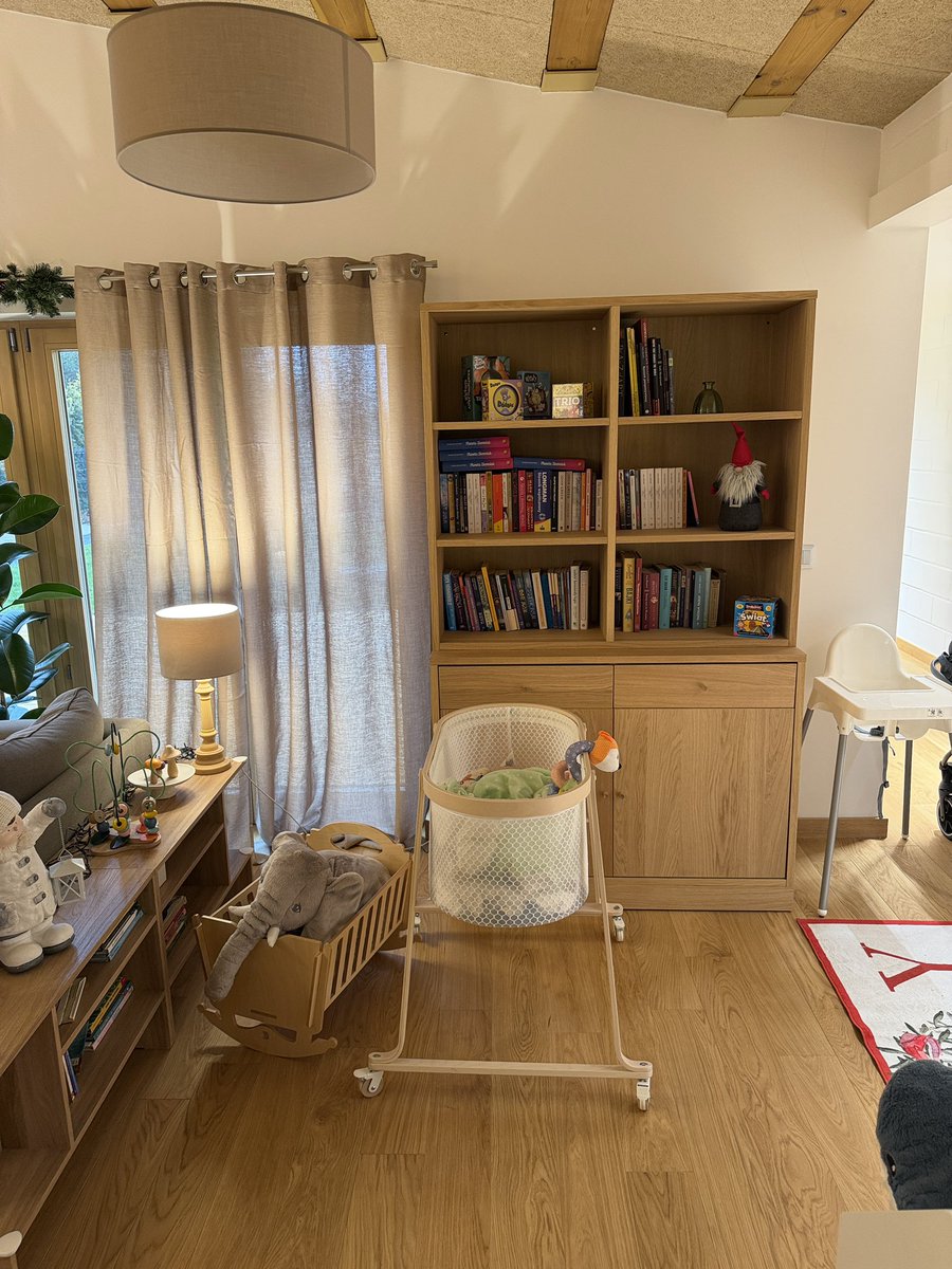 Czy wiecie, że w ośrodku wychowawczym gdy jest niepełnoletnia mama z dzieckiem to ona musi sama utrzymać swoje dziecko czyli np. kupić pieluchy albo mleko? Ośrodek nie może wydać środków na dziecko mamy:( 

Jestem dzisiaj w domu fundacji po drugie, gadam z młodymi mami, większość