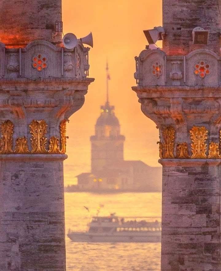 tarihiiimerak's tweet photo. Ortaköy Büyük Mecidiye Camii Minareleri 
arasından Kız Kulesi.... https://t.co/ia3iIXx8sw