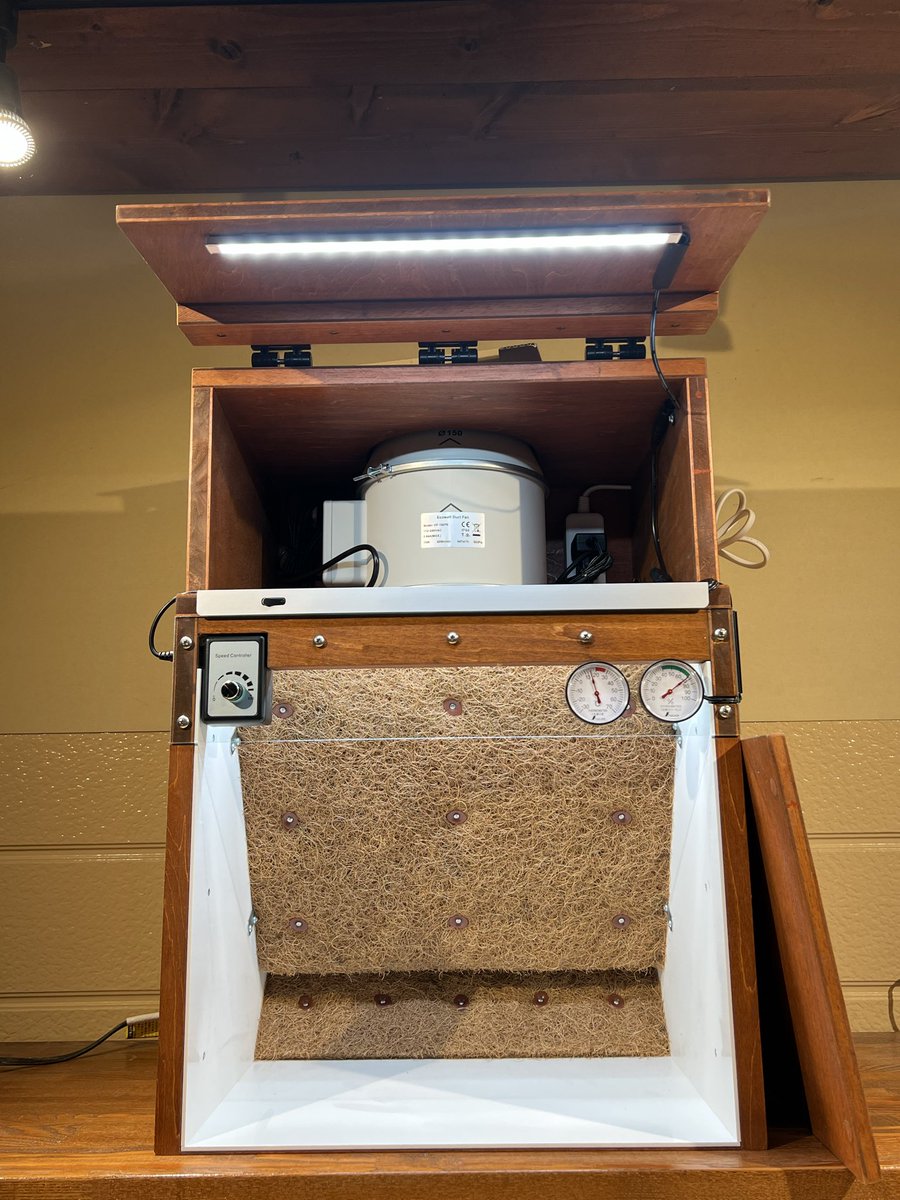 本日完成のMOTOブース・devil
ボディカラーはマホガニーブラウンでアクリル板はガラスカラー
オプションに高演色LEDダブル仕様となります
落ち着いた雰囲気でとてもカッコ良いですね！
こちらはご依頼者様のご要望で年明けに発送となります