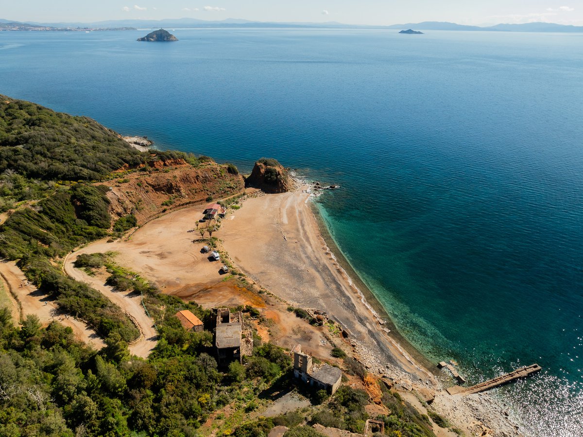 VisitElbaIT's tweet image. ✨ Benvenuti a Cala Seregola, nel cuore del distretto minerario di Rio Marina.

Qui, sabbia e terra rossa raccontano secoli di storia, in un contrasto spettacolare con il blu intenso del mare. 

📸 Photo by Daniele Fiaschi

#IsolaDElba #RioMarina #MiniereElbane #CalaSeregola