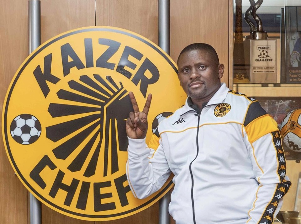 iDiskiTimes's tweet image. 𝗖𝗛𝗜𝗘𝗙𝗦 𝗚𝗢𝗜𝗡𝗚 𝗧𝗢 𝗧𝗥𝗔𝗡𝗦𝗙𝗘𝗥𝗥𝗢𝗢𝗠 

Kaizer Chiefs Head of Scouting and Recruitment Tera Maliwa has confirmed Amakhosi will take part in the @transferroom Summit in Rabat, Morocco on Monday. It will be Chiefs' first participation at the TR Summit, and Maliwa…