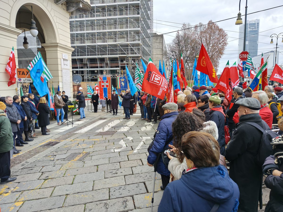 UilPiemonte's tweet image. Oggi la UIL Piemonte ha partecipato a due cerimonie commemorative nella nostra città: a Porta Susa per il 103° anniversario della Strage di Torino del 18 dicembre 1922 e, in via Genova, per ricordare le tre vittime sul lavoro per il crollo di una gru, avvenuto il 18 dicembre 2021