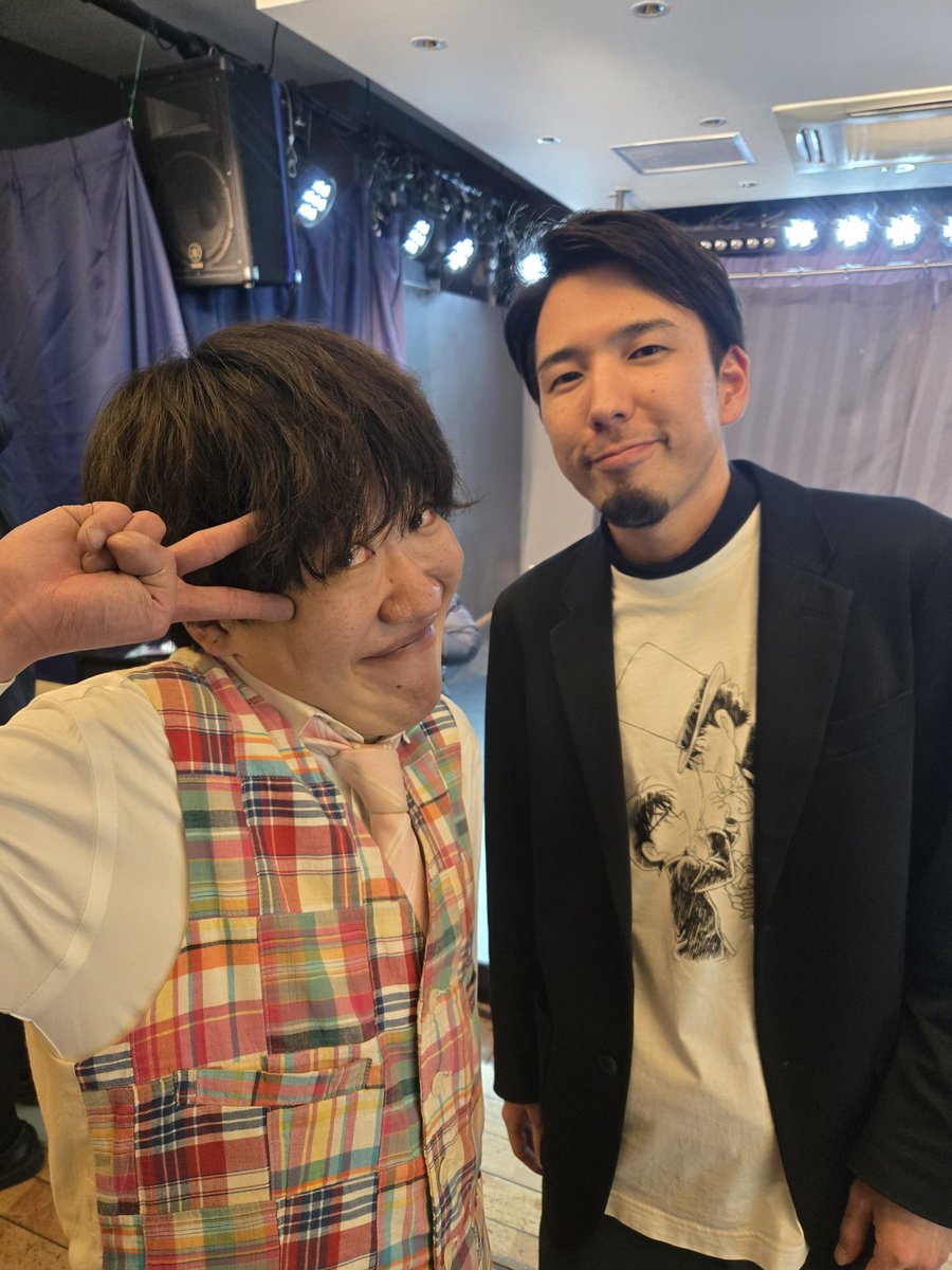 gainenkutugaesu's tweet photo. 【HERO?】でした。ありがとうございました。フリーバード主催ライブに華を添えるべくネタさせていただきました。結成間もないのにしっかりとネタ3本やっていてさすがでしたね。ただ3本やったせいで椿坂君の声がガサガサになってました。ゲスト勢も太田プロ芸人ばかりでまるで事務所ライブのようでした https://t.co/PEmZ3mzDYz