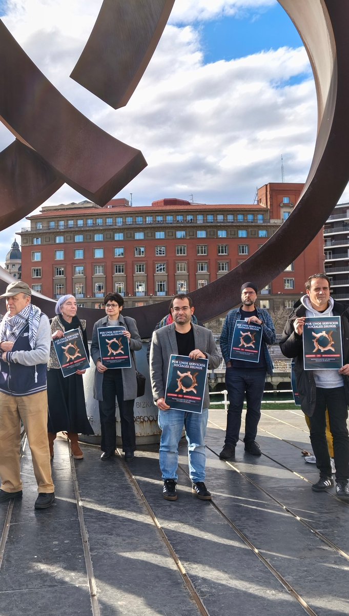 Las trabajadoras y trabajadores de los servicios sociales del Ayuntamiento de #Bilbao se han concentrado para denunciar la situación de los mismos.

Zerbitzu sozialen beharginekin bat egin dugu aldarrikapenetan. Benetan zaintzen gaituen hiri bat eraiki aldera zerbitzuak duindu.