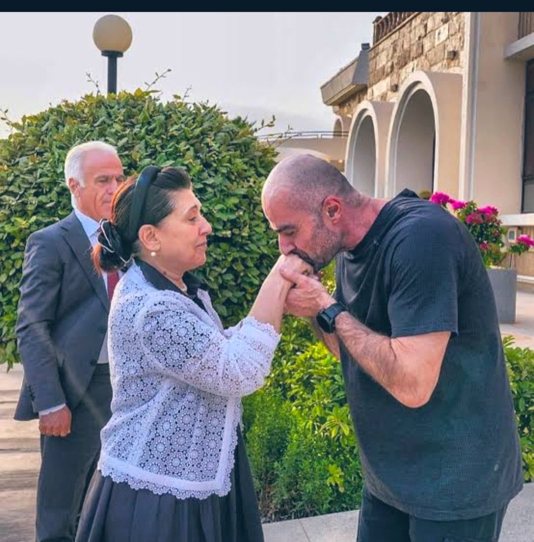 elfesya_nas's tweet photo. Asaletin  ve mücadele dert olmuş kirli zihniyetlere #LeylaZanaOnurumuzdur https://t.co/psQTGT335G