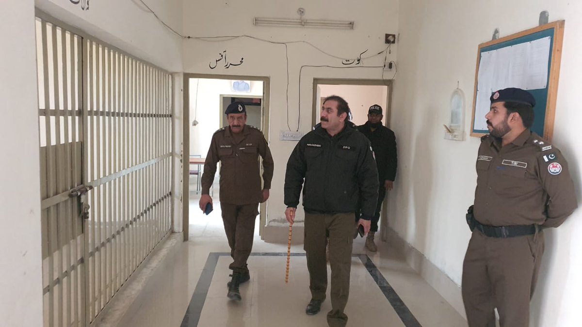 *ڈسٹرکٹ پولیس آفیسر اٹک سردار موارہن خان کا دریائی پولیس پوسٹ مکھڈ کا سرپرائز وزٹ*

<a href="/OfficialDPRPP/">Punjab Police Official</a> 
<a href="/Rporwp/">RPO Rawalpindi</a>