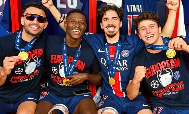 📊 Les joueurs qui ont remporté 7 trophées sur une année civile au 21eme siècle 

🇵🇹 Vitinha
🇵🇹 Joâo Neves
🇵🇹 Nuno Mendes 
🇵🇹 Gonçalo Ramos
🇧🇷 Dani Alves