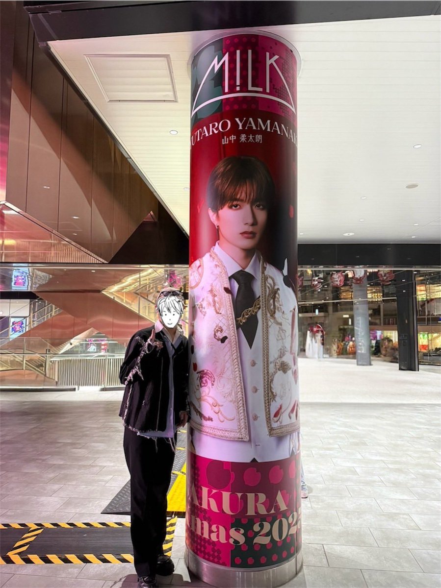 avant_garde1212's tweet photo. 近くで仕事だったから2人にご挨拶してきた

あえて嫌がりそうな方に抱きついといた。
（嫌がるけど実は嬉しいタイプ）

25日までやってるって〜〜
まだの方みんなかっこいいし
ツリー綺麗だから行ってみて🌲🌲 https://t.co/Bu4cBEYIQE