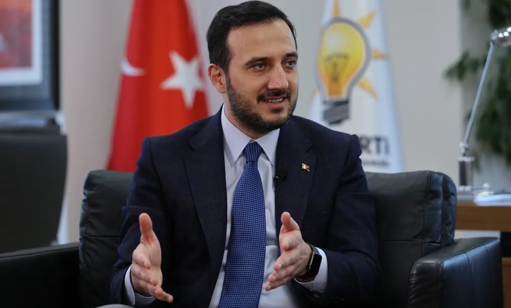 huseyinkaya_tr's tweet photo. AK Parti Teşkilatı kırmızı çizgimizdir; bu çizgi algıyla, iftirayla geçilmez.
 Yalan, iftira ve uydurma senaryolarla İl Başkanımız Abdullah Özdemir üzerinden teşkilatımıza saldıranlar şunu net olarak bilsin: Bu hareket sokak dedikodularıyla değil, alın teriyle, emekle ve mücadeleyle büyümüştür.

Gençlik kollarından belediye başkanlığına uzanan bu yürüyüş; tesadüf değil, sadakatin ve başarının sonucudur.
 İstanbul’u yeniden AK Parti’nin kalesi yapacağımızı görenlerin telaşı bundandır; çabaları nafiledir.

Biz; İl Başkanımızı da, tek bir mahalle başkanımızı da kifayetsiz muhterislerin hedefi hâline getirmeyiz. @abdullahozdemir