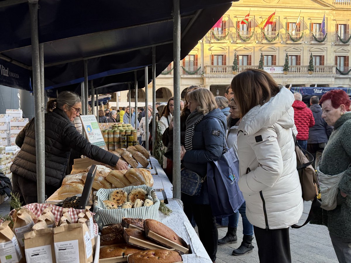 itsaslurraEJGV's tweet photo. #Gasteiz-ko Gabonetako nekazaritza azoka. 
Mercado agrícola de Navidad de #Vitoria. 🧀 🥖 🫘 🥔 https://t.co/1ilqoeGLK1