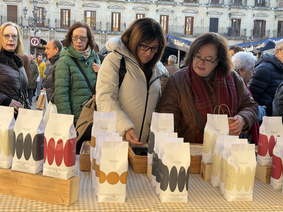 itsaslurraEJGV's tweet photo. #Gasteiz-ko Gabonetako nekazaritza azoka. 
Mercado agrícola de Navidad de #Vitoria. 🧀 🥖 🫘 🥔 https://t.co/1ilqoeGLK1