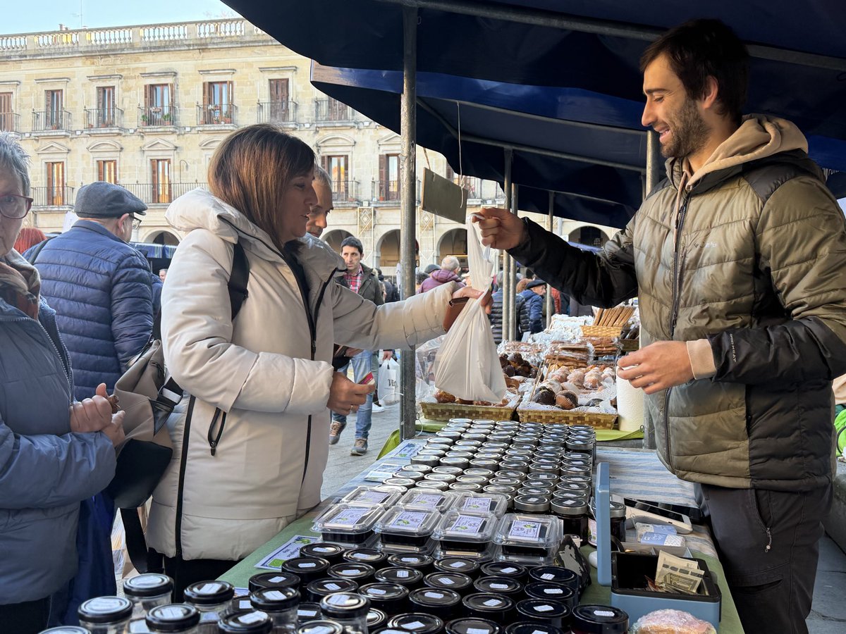 itsaslurraEJGV's tweet photo. #Gasteiz-ko Gabonetako nekazaritza azoka. 
Mercado agrícola de Navidad de #Vitoria. 🧀 🥖 🫘 🥔 https://t.co/1ilqoeGLK1