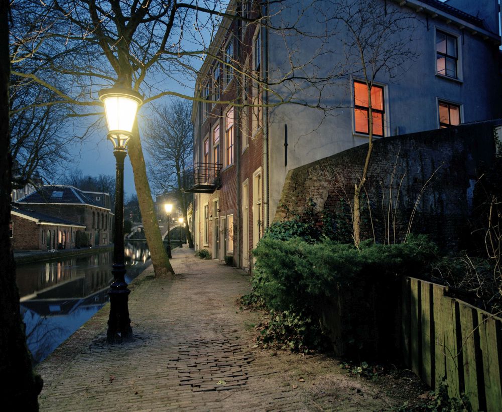 ZowasUtrecht's tweet photo. Twijnstraat ad werf, in avondlicht, richting Vollersbrug. Links de voormalige gebouwen van de in 1897 opgeheven bierbrouwerij 'De Boog' van Willem Kock. Hij brouwde het Boogbier met water uit de gracht. Later een limonadefabriek. Nu in gebruik als appartementen 

#rondhetledigerf https://t.co/bpCwmJzVEi