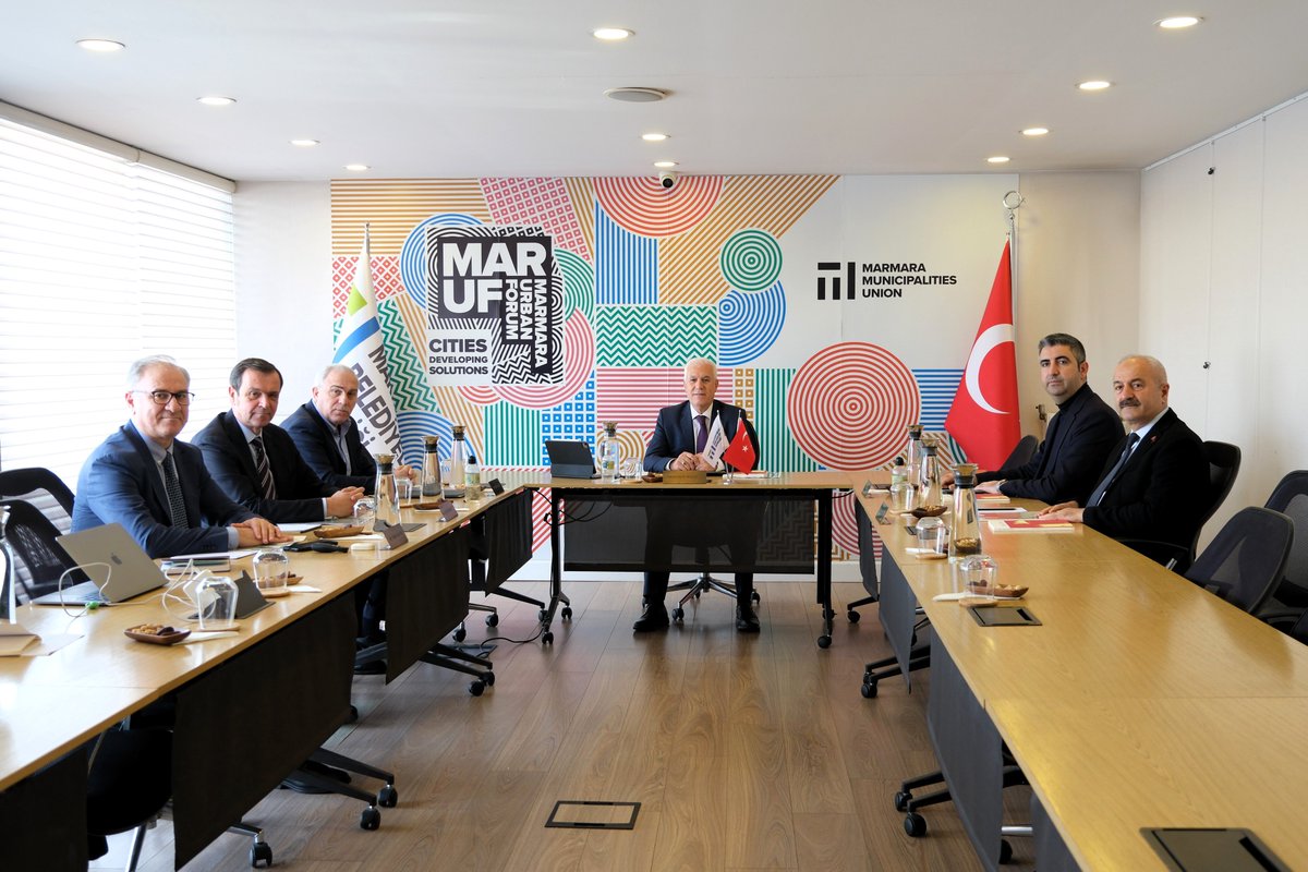 marmarabb's tweet photo. Marmara Belediyeler Birliğinin 2025 yılının son Encümen Toplantısı, yerel yönetimlerde dayanışmayı ve ortak geleceği güçlendirme hedefiyle MBB ve Bursa Büyükşehir Belediye Başkanı @mustafabozbey başkanlığında gerçekleştirildi. 

Toplantıya MBB Encümen Üyeleri Fatih Belediye Başkanı @MErgun_Turan, Kartal Belediye Başkanı @gokhanyukselist, Gebze Belediye Başkanı @zinnurbuyukgoz, Vize Belediye Başkanı Ercan Özalp ve MBB Genel Sekreteri M. Cemil Arslan katıldı.

Kentlerin ve belediyeciliğin bugünü kadar yarınını da birlikte düşünme vurgusunun yapıldığı toplantıda, hem ülkemizin hem de Marmara’nın sürdürülebilir, dirençli ve yaşam kalitesi yüksek şehirler vizyonu doğrultusunda öncelikler ele alındı.