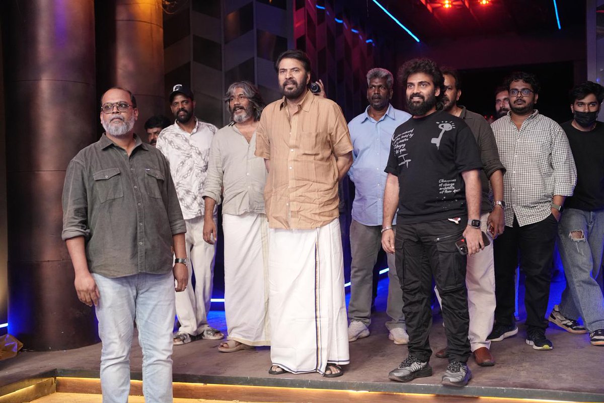 DQsWayfarerFilm's tweet photo. The king has arrived! Mammukka invades #Imgame movie location! 👑

#Mammukka #DulquerSalmaan  #NahasHidhayath #WayfarerFilms #dQ40 #ImGame #IamGame https://t.co/m8OgTSoC8f