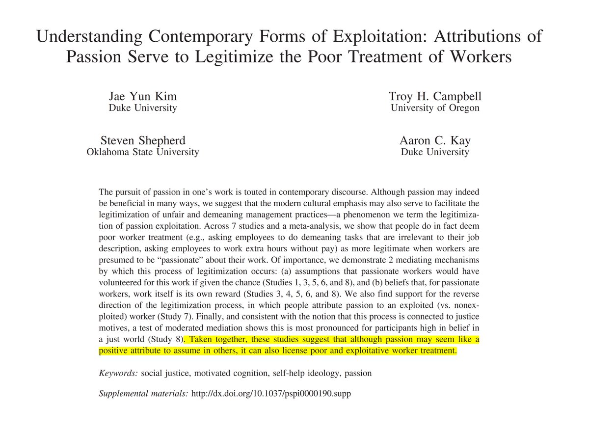 Eğer işinize tutkuyla bağlıysanız, insanlar size ücretsiz fazla mesai veya angarya iş yüklemeyi daha "meşru" görür. 
Çünkü "işin kendisi ona ödül, zaten gönüllü yapardı" diye düşünürler.