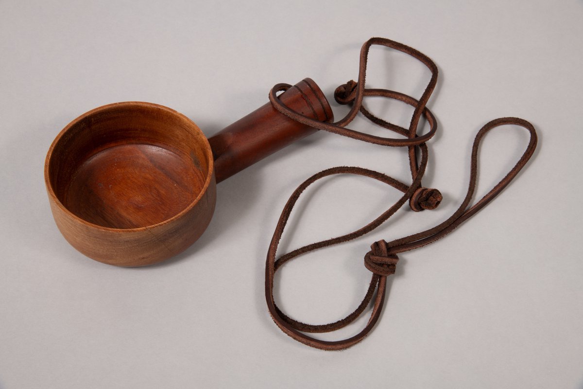 Pitt_Rivers's tweet photo. Wassail is celebrated in early January to wake up the trees in apple growing areas in SW England. The wassail cup enables orchard owners to offer refreshment when wassailers visit. Find this locally made wassail cup on the Multaka 'With These Hands' trail.
https://t.co/3FJu2Fr28U https://t.co/kDa64TnbTu