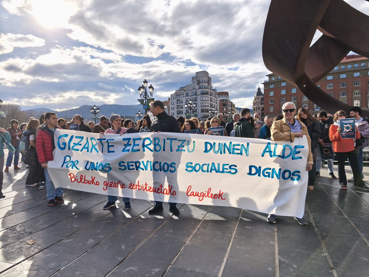 Nos sumamos a las trabajadoras y trabajadores de los Servicios Sociales del Ayuntamiento de #Bilbao en la denuncia de la situación de los mismos.

Zerbitzu sozialen beharginekin bat egin dugu aldarrikapenetan. Benetan zaintzen gaituen hiri bat eraiki aldera zerbitzuak duindu!