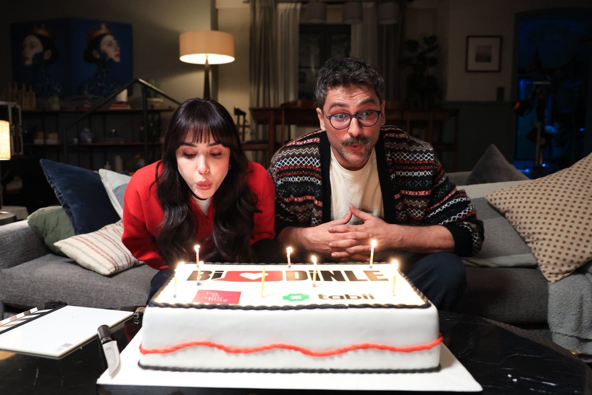 OzgeGurelBRA's tweet photo. Bi Dinle está no set! 🖤

Özge Gürel e Onur Tuna são Zeynep e Fikret. A série, de forma bem-humorada, vai explorar como homens e mulheres percebem o mundo de maneiras diferentes, por causas neurológicas ou criação.

#ÖzgeGürel • #OnurTuna • #BiDinle https://t.co/iyCCwWIgQV