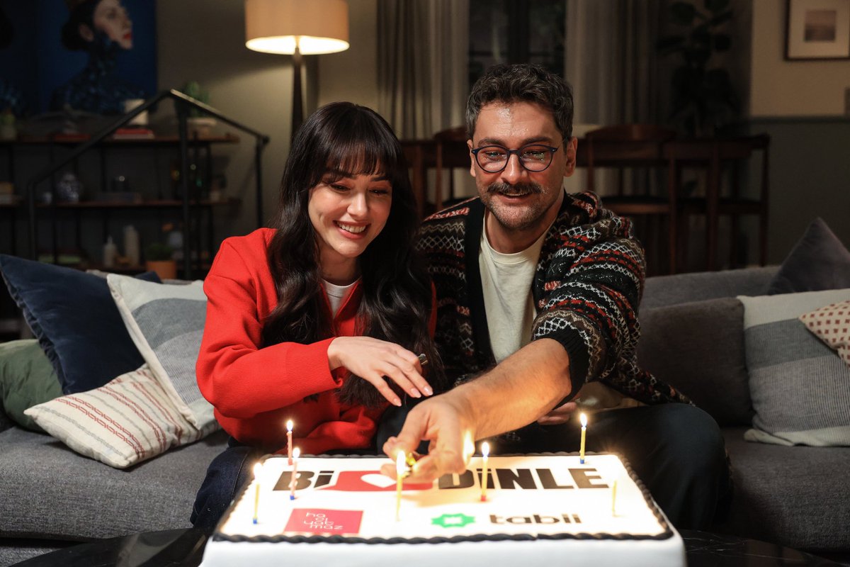 OzgeGurelBRA's tweet photo. Bi Dinle está no set! 🖤

Özge Gürel e Onur Tuna são Zeynep e Fikret. A série, de forma bem-humorada, vai explorar como homens e mulheres percebem o mundo de maneiras diferentes, por causas neurológicas ou criação.

#ÖzgeGürel • #OnurTuna • #BiDinle https://t.co/iyCCwWIgQV