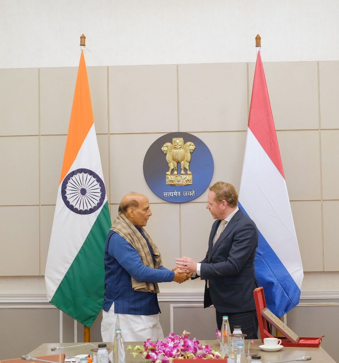 DefenceMinIndia's tweet photo. Raksha Mantri Shri @rajnathsingh today met the Foreign Minister of Kingdom of Netherlands Mr. David van Weel. Wide ranging discussions were held on strengthening Cooperation in capacity building and capability enhancement.  

RM conveyed appreciation for the unwavering support extended by Kingdom of Netherlands to India for its fight against terrorism. A Letter of Intent on Defence Cooperation was exchanged between Defence Secretary and Dutch Ambassador in the presence of the Ministers.