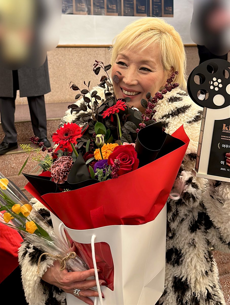 제 12회 한국 영화제작가 협회상 여우주연상 이혜영의 아름다운 미소

#이혜영