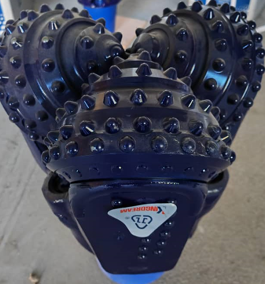 Kingdream Bottom Bit 171/2”, GA435: Your Solution for Efficient Drilling Tired of frequent bit changes and low ROP in challenging formations? Meet Kingdream 171/2” Bottom Bit GA435 (IADC:435w/all Nozzle) — your game-changer. Engineered for durability, its optimized cutters。