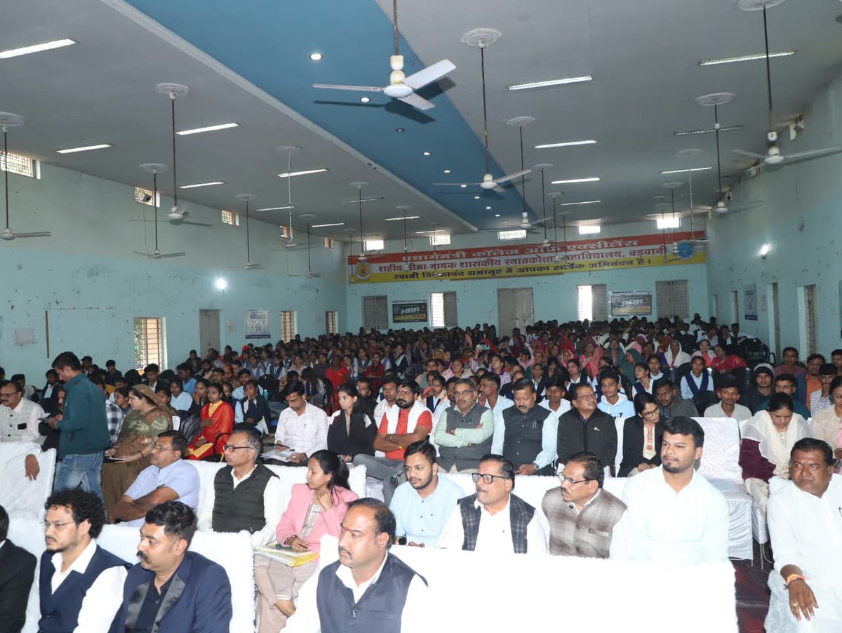 कार्यक्रम में आयोजित “वोकल फॉर लोकल” रोजगार मेले का अवलोकन कर स्थानीय उत्पादों को अपनाने, स्वदेशी को बढ़ावा देने तथा आत्मनिर्भर भारत के निर्माण का संदेश दिया। साथ ही रोजगार संगी पोर्टल का शुभारंभ भी किया।

स्थानीय उद्योग • स्थानीय प्रतिभा • स्थानीय उत्पाद
यही आत्मनिर्भर भारत की