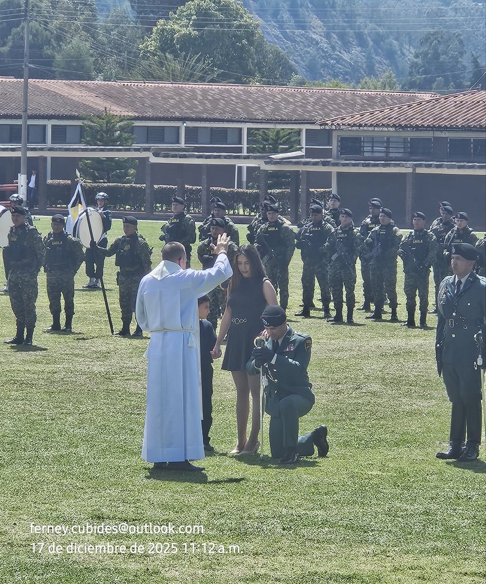 jferney_cubides's tweet photo. @Ejercito_Div5 @COL_EJERCITO En la ceremonia de transmisión de mando, en el Cantón Militar "Santa Bárbara" (Sogamoso), ascendieron también 14 oficiales de las @FuerzasMilCol al grado inmediatamente superior.  Momento emotivo: el desfile de honor ante el Comandante saliente: Mayor Martín Alfaro Duque Varón. https://t.co/7vP6qBY0AC