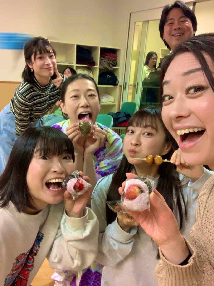 今日の稽古もカットとブラッシュアップ！
あっと驚く展開になっておりますので、心してご予約ください♪
高倉さんから甘いものの差し入れいただきました💕

知江崎ハルカ扱い予約フォーム
ticket.corich.jp/apply/409229/c…

知江崎が演じる節子は、だいぶ諸々の整理出来ました😃