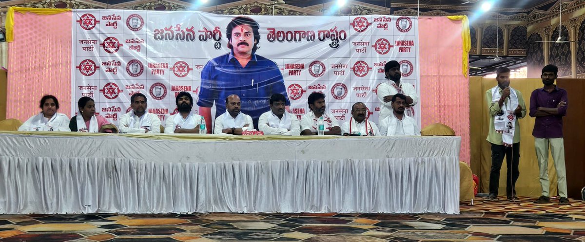 JSPTelangana's tweet photo. తెలంగాణ జనసేన పార్టీ విస్తృతస్థాయి సమావేశం.

ఈ సమావేశంలో గ్రామ స్థాయిలో పార్టీ బలాన్ని ప్రతిబింబించి సర్పంచ్‌లుగా, వార్డు మెంబర్‌లుగా గెలిచిన సభ్యులు, అలాగే పోటీ చేసిన జనసేన కార్యకర్తలు సక్రియంగా పాల్గొన్నారు.

#JSPTelangana #Telangana #TelanganaPanchayatElections https://t.co/hVhYS4EqsT
