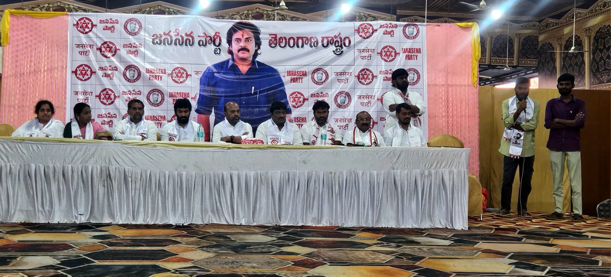 JSPTelangana's tweet photo. తెలంగాణ జనసేన పార్టీ విస్తృతస్థాయి సమావేశం.

ఈ సమావేశంలో గ్రామ స్థాయిలో పార్టీ బలాన్ని ప్రతిబింబించి సర్పంచ్‌లుగా, వార్డు మెంబర్‌లుగా గెలిచిన సభ్యులు, అలాగే పోటీ చేసిన జనసేన కార్యకర్తలు సక్రియంగా పాల్గొన్నారు.

#JSPTelangana #Telangana #TelanganaPanchayatElections https://t.co/hVhYS4EqsT