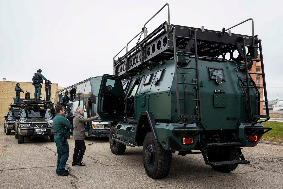 Grande-Marlaska visita la Unidad Especial de Intervención #UEI de <a href="/guardiacivil/">Guardia Civil</a> en Valdemoro.

Se ha presentado un nuevo vehículo táctico blindado:

➡️ Capacidad para 10 agentes
➡️ Rampa de asalto
➡️ Mayor nivel de protección del personal