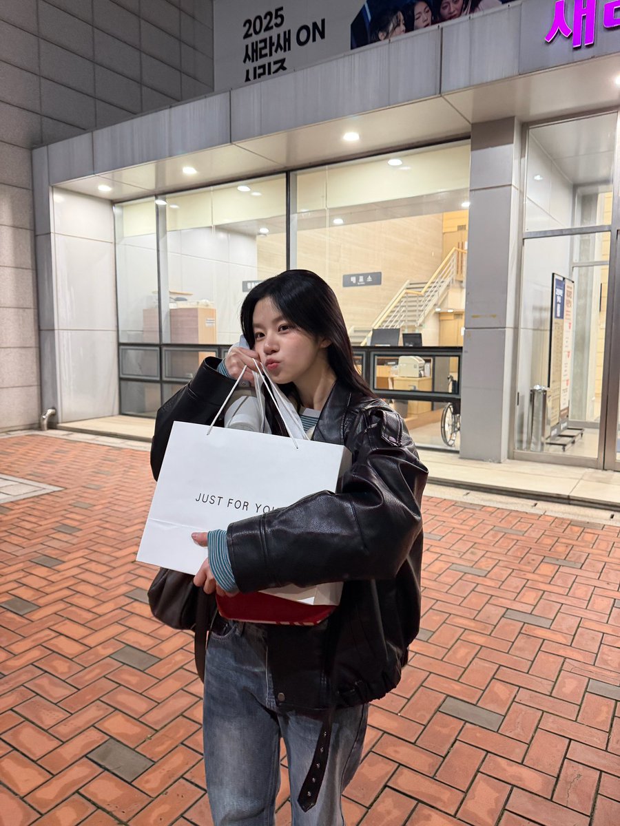 ye_inlee's tweet photo. 저 오하아사 꼴찌였는데도 넘, 행복했오요
오늘 하루 1등 만들어조서 너무 고마어요 ���주들아… 내일 또 보자요!!!!!!!!!!!!!! 🌀🌀🌀🌀 https://t.co/U8dzXoeWGe