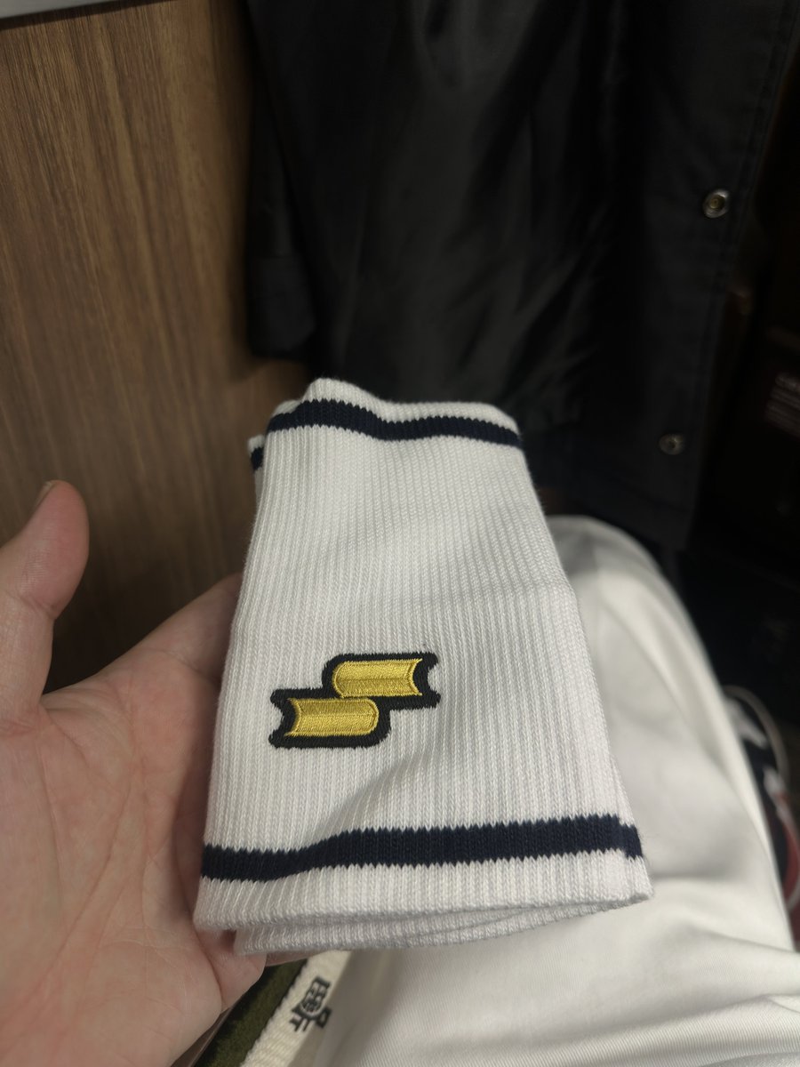 10年ぶりにリストバンドのカラー変えてみたよ😎 気分転換で西岡剛