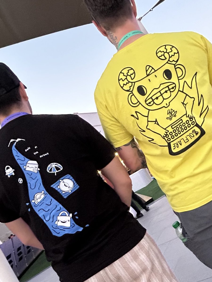 Gm 🌎

Caught in the wild, merch I did for <a href="/streamflow_fi/">Streamflow</a> 🌊 <a href="/solflare/">Solflare - The Solana Wallet</a> 🔥