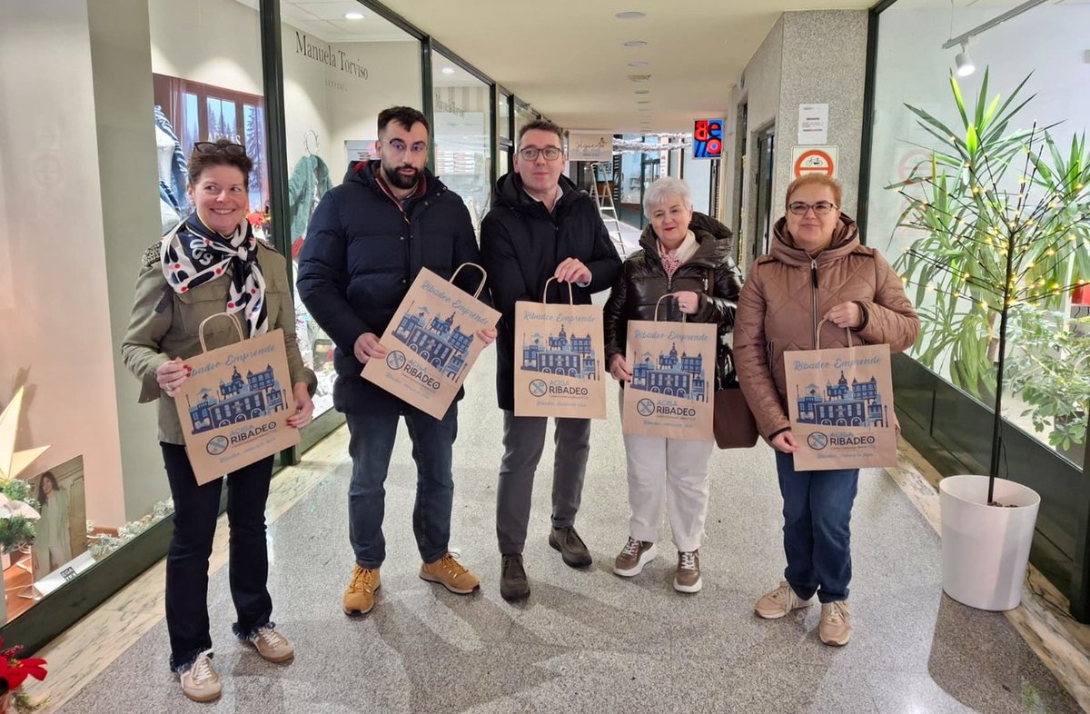 FaroNorteCom's tweet photo. ACISA ENTREGA DE FORMA GRATUITA MÁIS DE 15.000 NOVAS BOLSAS PARA O COMERCIO ASOCIADO.
Ribadeo, 18 de decembro de 2025. Acisa presenta as súas novas bolsas. Trátase dun paquete de máis de 15.000 unidades, que están dispoñibles gratuitamente para o comerci… https://t.co/pfo1uJ9U8f https://t.co/pFE5xii6bI