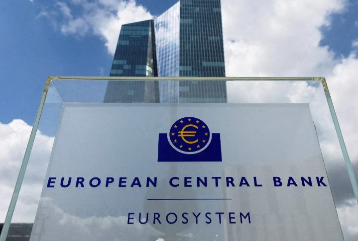 عاجل | المركزي الأوروبي يوافق التوقعات ويبقي سعر الفائدة ثابتا عند 2% للمرة الرابعة على التوالي - يتوقع ارتفاع التضخم 1.9% خلال 2026 مقابل توقعات سابقة عند 1.7% - يرفع تقديرات النمو الاقتصادي للعامين المقبلين 