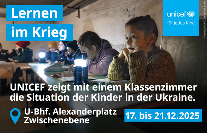 Wie fühlt es sich an im Krieg zu lernen? Noch bis zum 21. Dezember zeigt <a href="/UNICEFgermany/">UNICEF Deutschland</a> die Situation von Kindern in der Ukraine: mit einer Installation in der Zwischenebene der U-Bahn-Station am Berliner Alexanderplatz (Übergang U2/U8). #FürJedesKind