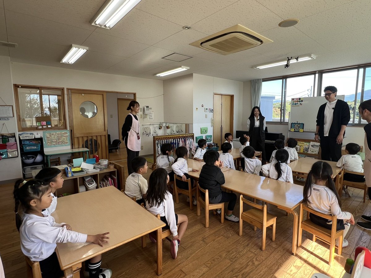 bieiizm33's tweet photo. 《花育》お手紙と感想

テーマ：現場の実感と、未来への希望

花育が終わったあと、
園児たちからのお手紙と、
先生方からの丁寧なお手紙をいただきました。

「たのしかった」
「これからも おはなのおせわを がんばる」

たどたどしい文字で綴られた言葉に、
胸がじんわ��と温かくなりました。

そして先生方からは、
花を摘み、生ける体験を通して、
子どもたちが意欲的に取り組んでいたこと、
友だち同士で作品を見せ合い、
自然と会話や対話が生まれていたことが、
現場の視点で丁寧に記されていました。

一つひとつの言葉から、
子どもたちと真剣に向き合ってくださっている
先生方の日々のまなざしが伝わり、
深い感謝の気持ちでいっぱいになりました。

季節の植物に触れ、
五感を使って向き合う体験は、
その場限りで終わるものではありません。
目には見えなくても、
確実に子どもたちの中に残り、
これからの人生のどこかで、
ふと植物に思いを馳せる瞬間が
訪れるのだと感じています。

自然との関係を取り戻すことは、
これからの社会を生きる力につながる。
子どもたちの姿や、いた���いた言葉を通して、
その思いは、より確かなものになりました。

花育は、特別なイベントではなく、
保育や教育の現場に
無理なく取り入れることのできる実践です。

この時間が、
子どもたち一人ひとりの未来を支える
「感性の土台」になっていくことを、
心から願っています。

このはな保育園の園児のみなさん、
園長先生をはじめ、保育園の先生方。
この度は、素敵なご縁を本当にありがとうございました🌿
@konohanahoikuen_official 
#花育 #生け花 #華道家